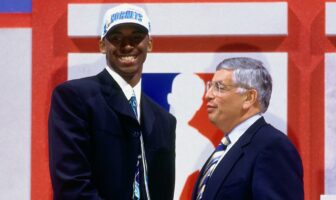 NBA – Pourquoi Kobe Bryant « enrageait » en marge de son transfert aux Lakers kobe bryant serrant la main de david stern le soir de la draft