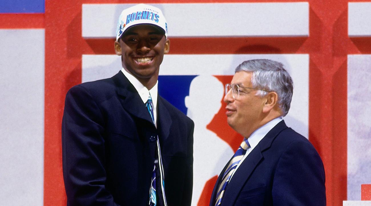 kobe bryant serrant la main de david stern le soir de la draft