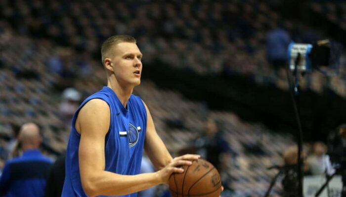 kristaps porzingis prend un shoot à l'échauffement avant un match des Mavericks