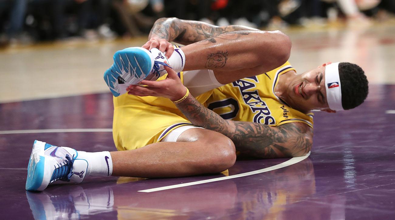 kyle kuzma se tient la cheville après une blessure