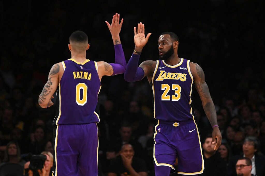 kuzma et LeBron se tapent dans la main