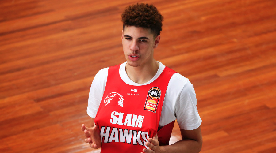 lamelo ball en pleine interview, sous son maillot des Hawks