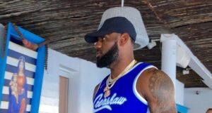 NBA – LeBron arbore un maillot hommage pour Nipsey Hussle