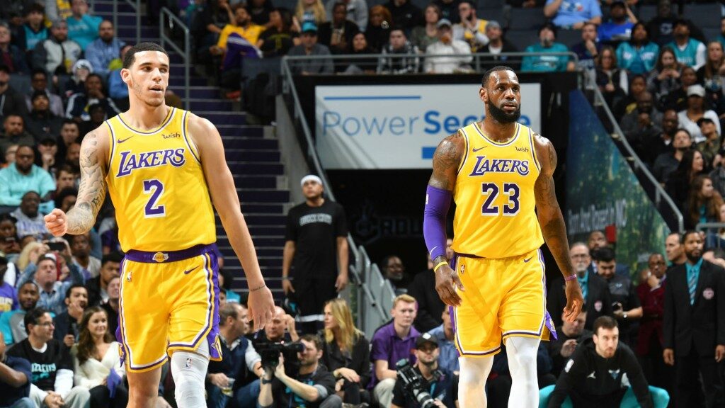 lebron james et lonzo ball sous le maillot des lakers