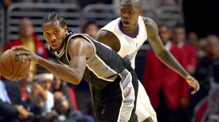 kawhi leonard et jamal crawford en pleine action durant un match