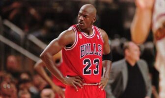 NBA – 4 scénarios qui auraient pu changer la carrière de Michael Jordan michael jordan sous le maillot des bulls
