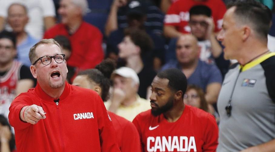 nick nurse s'adressant à un arbitre durant le mondial