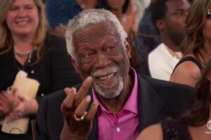 NBA – A 85 ans, Bill Russell prend son premier selfie… en bonne compagnie !