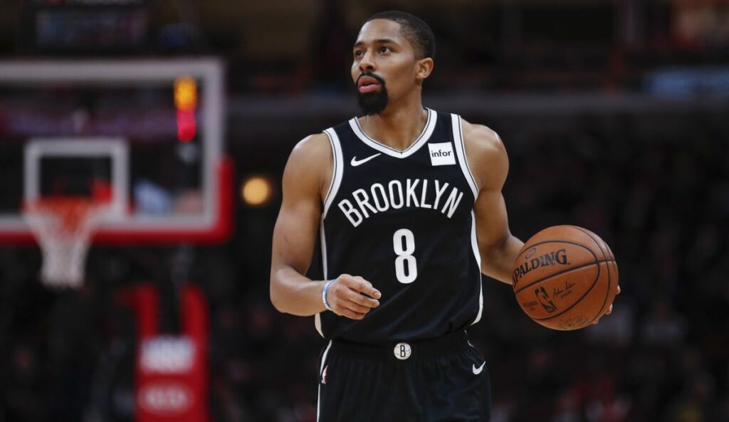 spencer dinwiddie balle en main