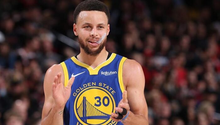 stephen curry tape des mains suite à une action