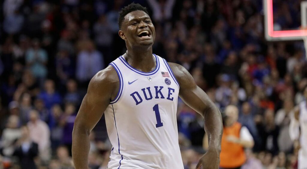 zion williamson réagit après une action sous le maillot de duke