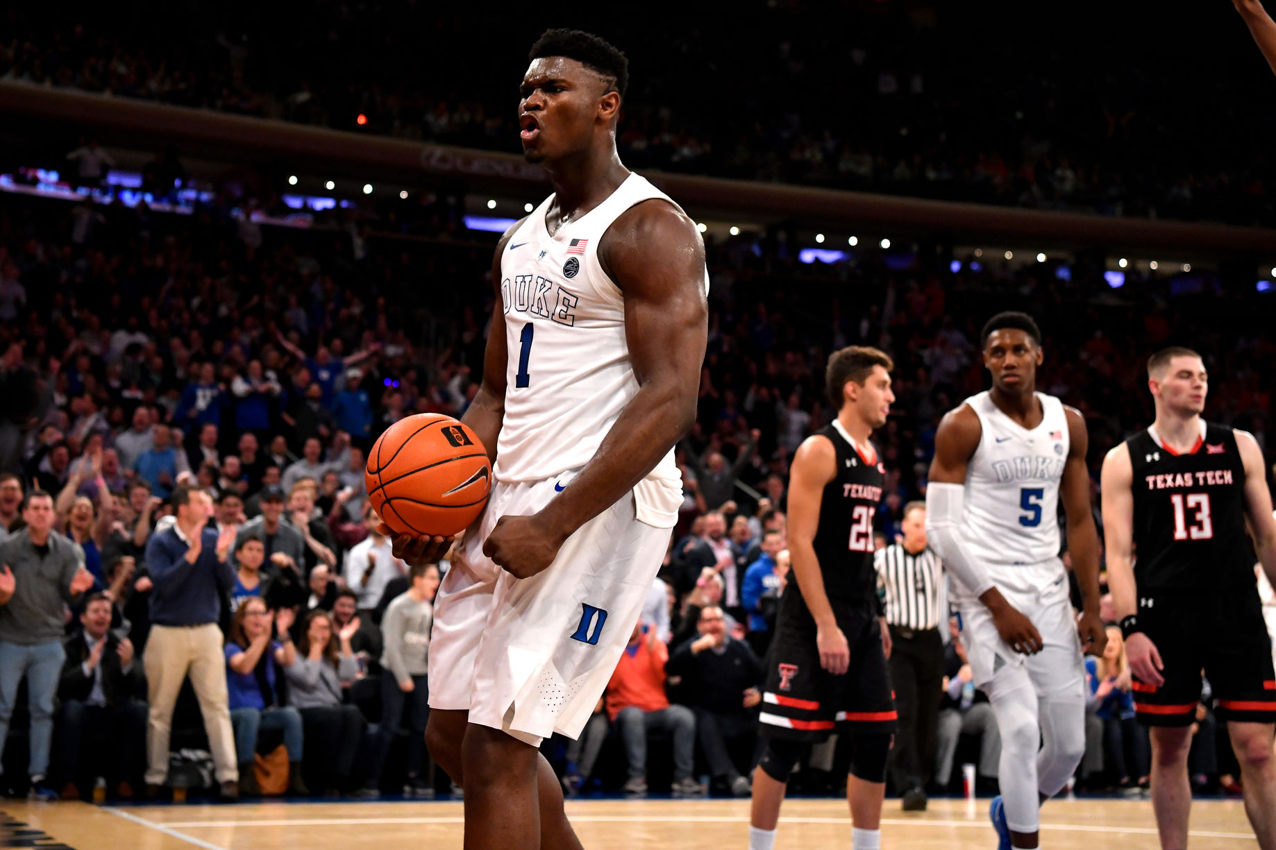 zion williamson réagit après un dunk