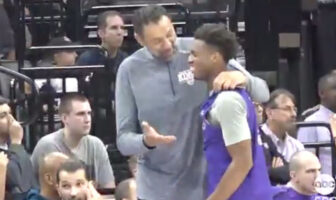 NBA – Buddy Hield provoque son GM Vlade Divac sous ses yeux