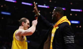 NBA – LeBron proclame Alex Caruso comme le GOAT ! Alex Caruso et Lebron James se congratulent au Staples Center