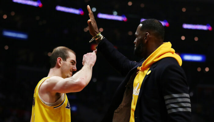 Alex Caruso et Lebron James se congratulent au Staples Center