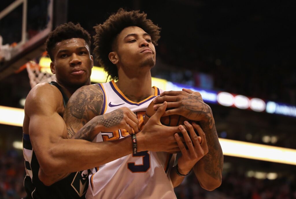 Kelly Oubre à la lutte avec Giannis Antetokounmpo