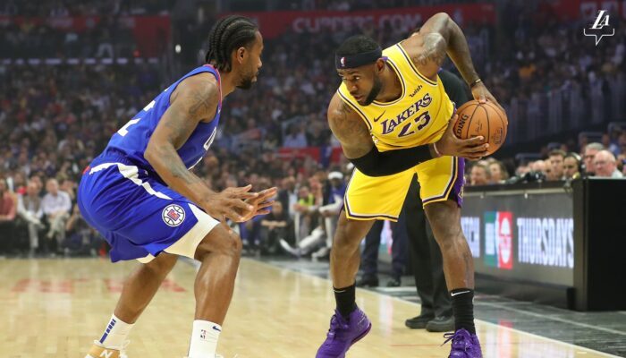 LeBron James et Kawhi Leonard lors du match entre les Lakers et les Clippers