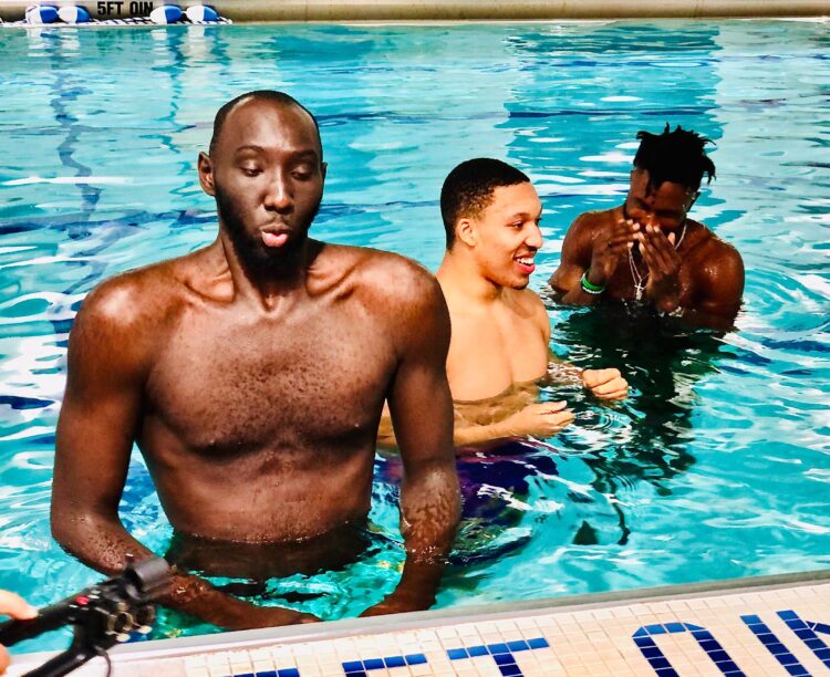 Tacko Fall à la piscine