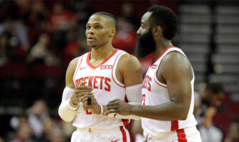 NBA – « James Harden joue comme si Russell Westbrook n’était pas là » Russell Westbrook et James Harden discutent sous le maillot des Rockets