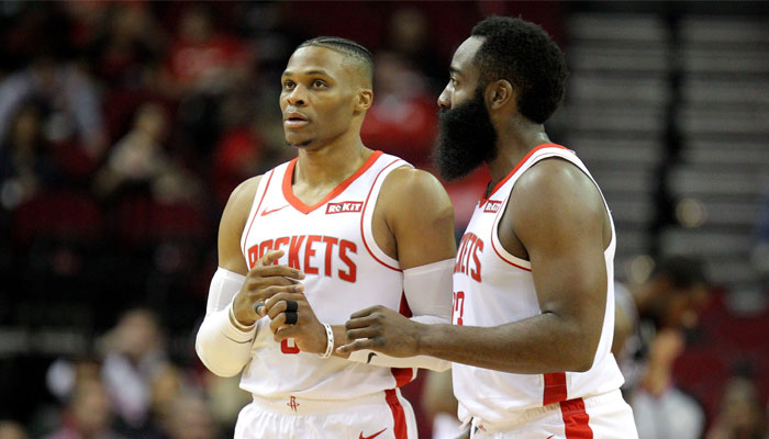 Russell Westbrook et James Harden discutent sous le maillot des Rockets