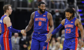 NBA – Andre Drummond fait du jamais vu pour un premier match de la saison Luke Kennard, Andre Drummond et Derrick Rose sous le maillot des Pistons