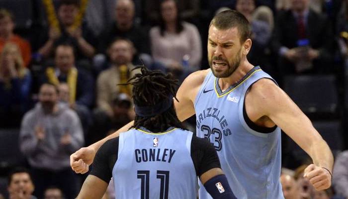 Mike Conley et Marc Gasol célèbrent une action sous le maillot des Grizzlies