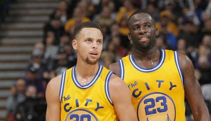 Stephen Curry et Draymond Green réagissent au match raté des Warriors