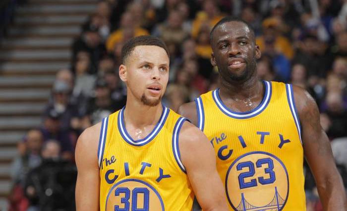 Stephen Curry et Draymond Green réagissent au match raté des Warriors