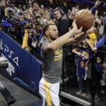 NBA – Steph Curry tente son premier tunnel shot au Chase Center
