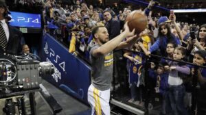 NBA – Steph Curry tente son premier tunnel shot au Chase Center