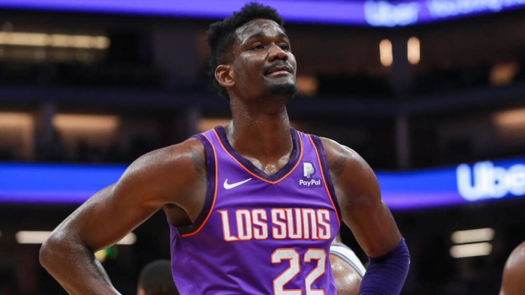 Deandre Ayton va être suspendu 25 matchs