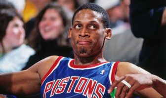 NBA – 4 mars 1992 : Quand Dennis Rodman se mettait à pleurer en plein match Dennis Rodman réalise un match incroyable et se met à pleurer sur le terrain