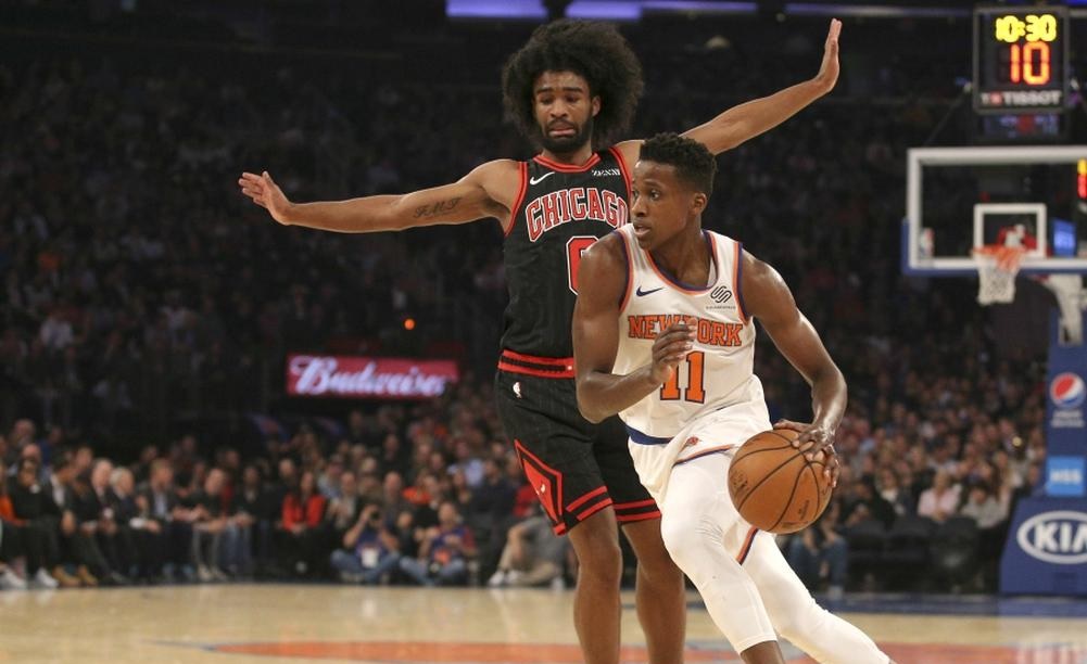 Frank Ntilikina des Knicks drive devant Coby White des Bulls