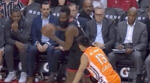 NBA – James Harden tente et rate son nouveau move contre les Sharks