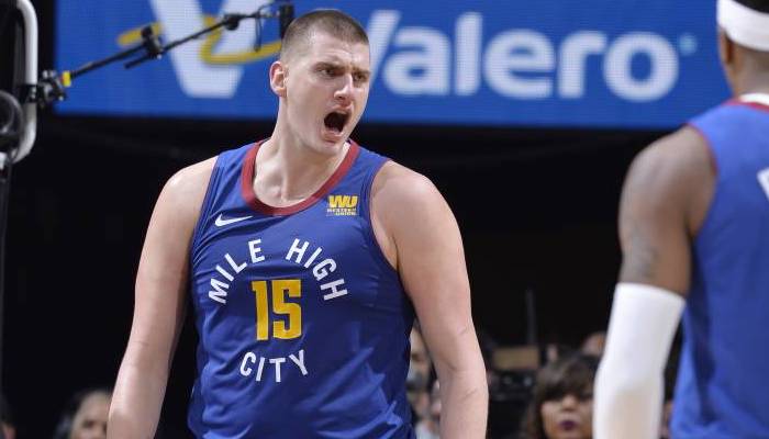 Nikola Jokic réagit à une action