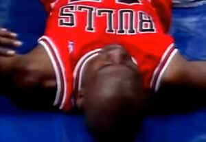 NBA – La mauvaise chute qui aurait pu briser la carrière de Michael Jordan en 1995