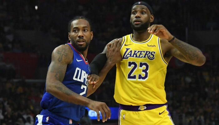 Kawhi Leonard et LeBron James durant un match entre Clippers et Lakers