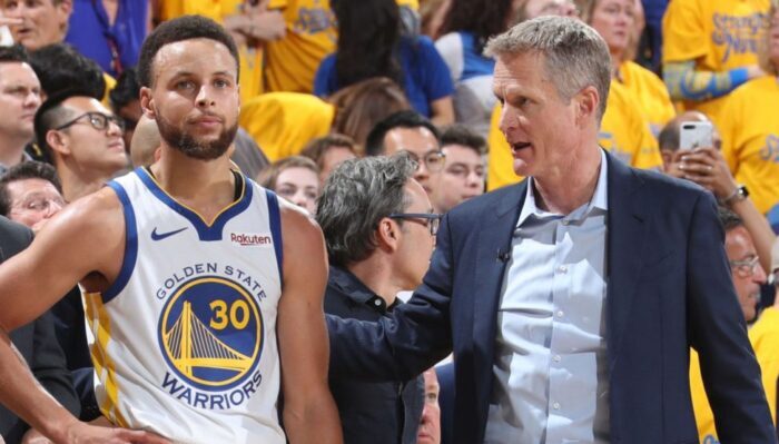 Steve Kerr et Stephen Curry durant le match des Warriors