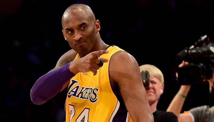 Kobe Bryant pointe du doigt un coéquipier