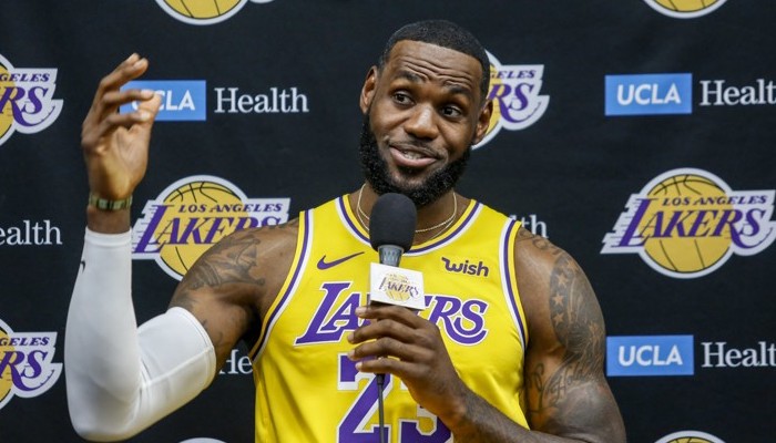 LeBron James s'exprime devant les médias