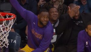 NBA – Quand LeBron s’amuse avec les fans des Lakers à la fin du match