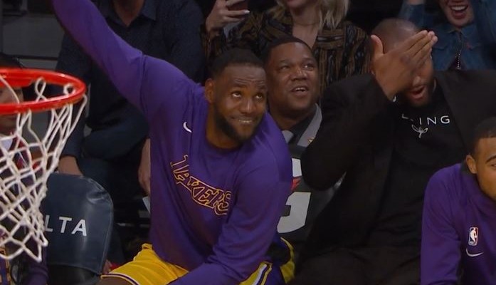 LeBron James s'amuse avec les fans des Lakers depuis le banc
