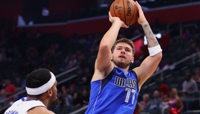 Luka Doncic geste Pistons