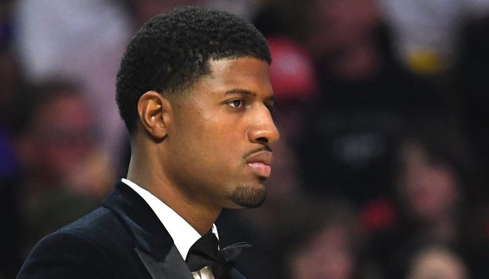 Paul George en costume pour le premier match des Clippers