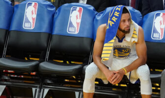 Golden State : un début de saison catastrophique Stephen Curry pensif sur le banc des Warriors