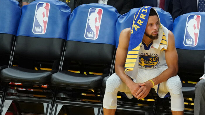 Stephen Curry pensif sur le banc des Warriors