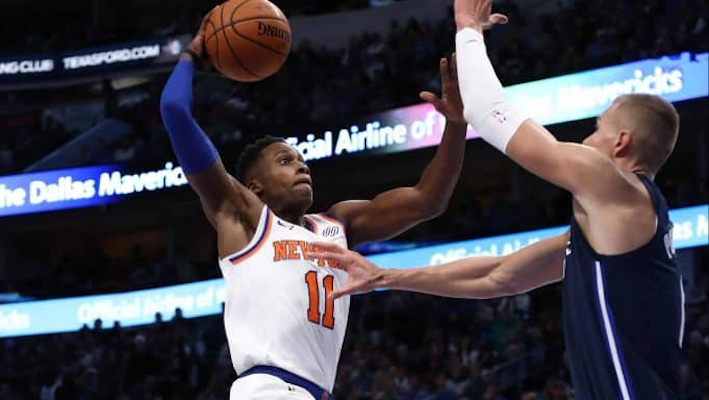 Frank Ntilikina tente de duner sur Kristaps Porzingis