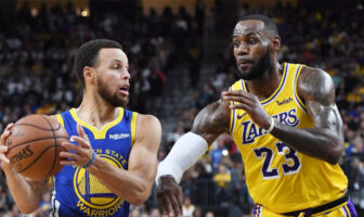 NBA – Steph Curry dévoile son 5 de départ All-Time… LeBron snobé Stephen Curry et Lebron James lors d'un match entre les Golden State Warriors et les Los Angeles Lakers