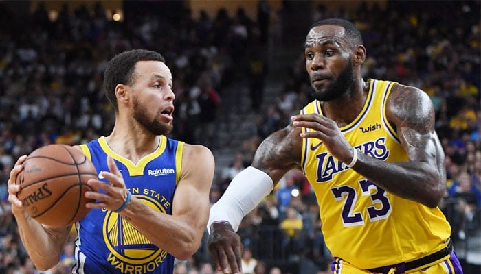 Stephen Curry et Lebron James lors d'un match entre les Golden State Warriors et les Los Angeles Lakers