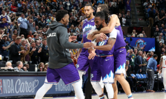NBA – Le record fou de Mike Conley que ses coéquipiers veulent saborder Mike Conley félicité par ses coéquipiers du Jazz d'Utah